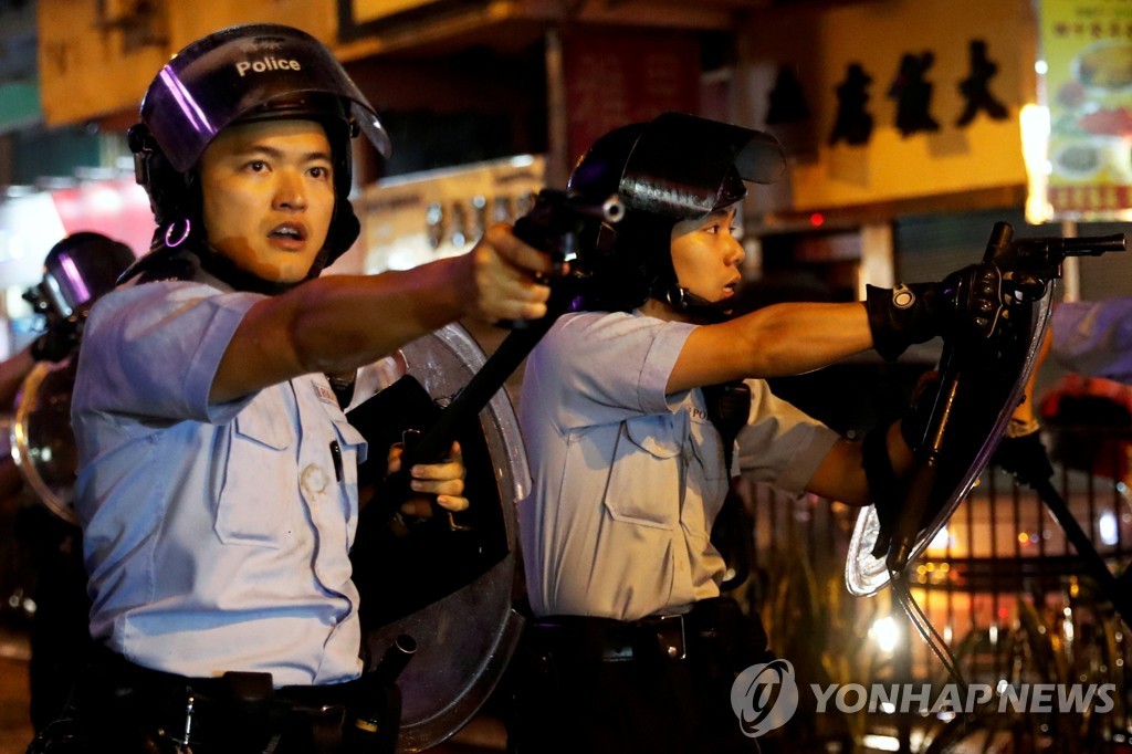 홍콩 시위 또 극렬충돌…물대포 등장에 실탄 발사까지