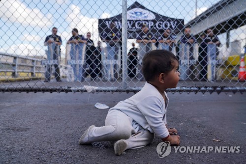 미국-멕시코 국경의 이민자 아기