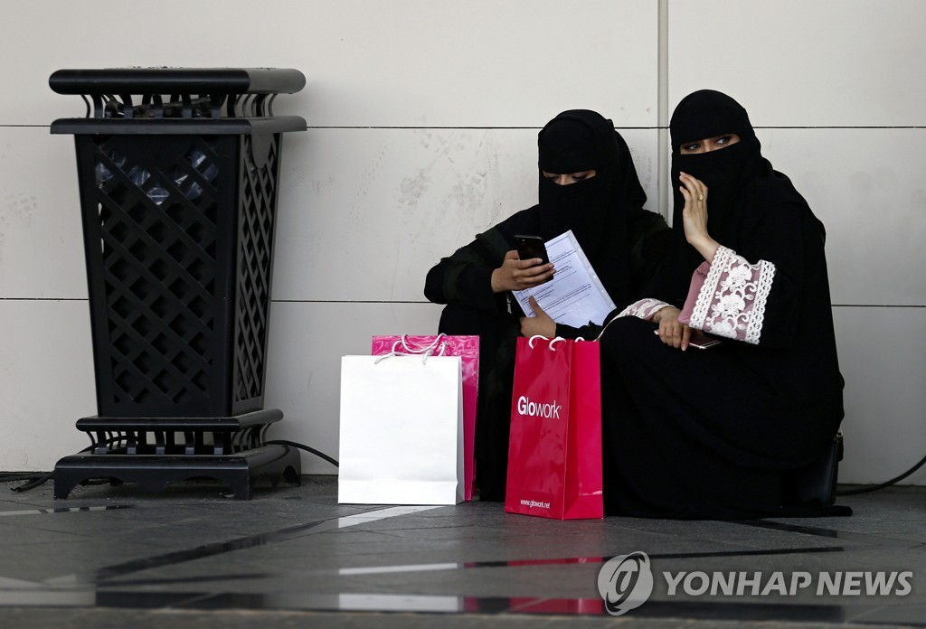 사우디아라비아에서 여성취업박람회에 참석하기 위해 대기하고 있는 여성들