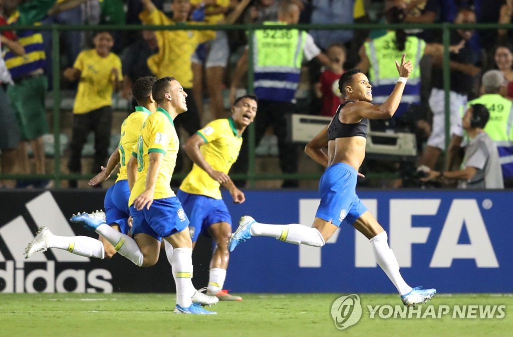 역전 결승골을 터트린 뒤 기뻐하는 브라질 선수들.