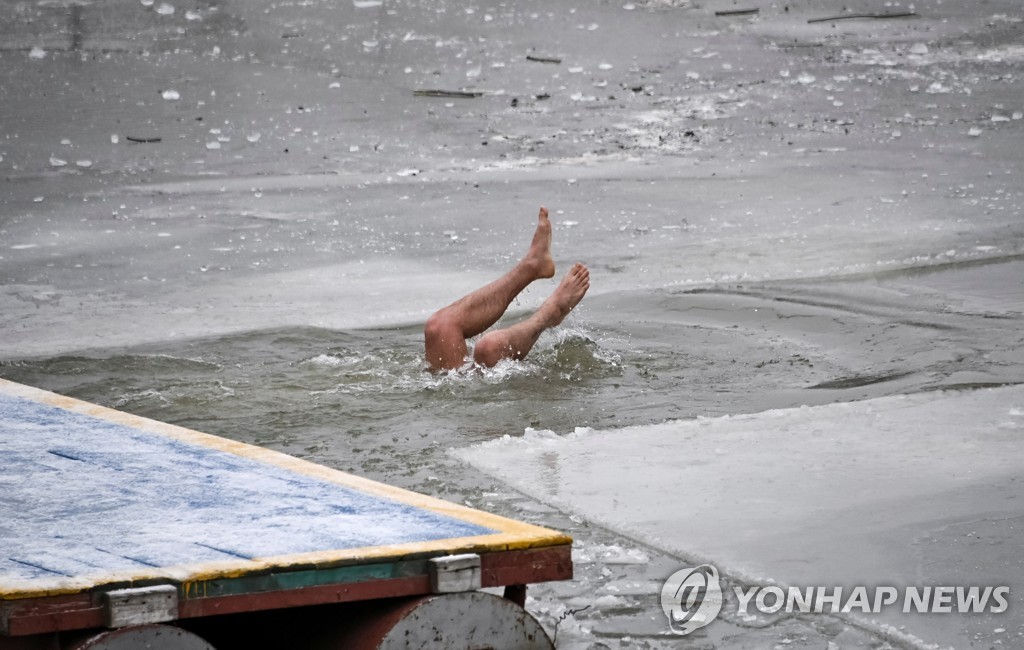 RUSSIA-ICE SWIMMING/