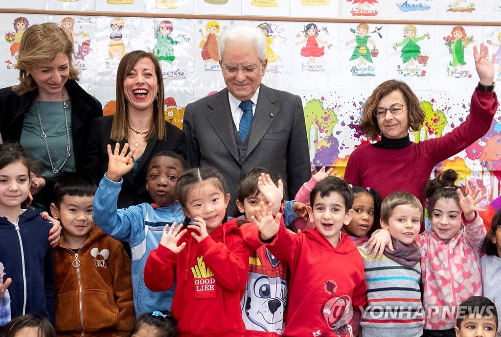 로마 시내 한 초등학교를 방문한 세르조 마타렐라 대통령(오른쪽에서 두번째). [로이터=연합뉴스]
