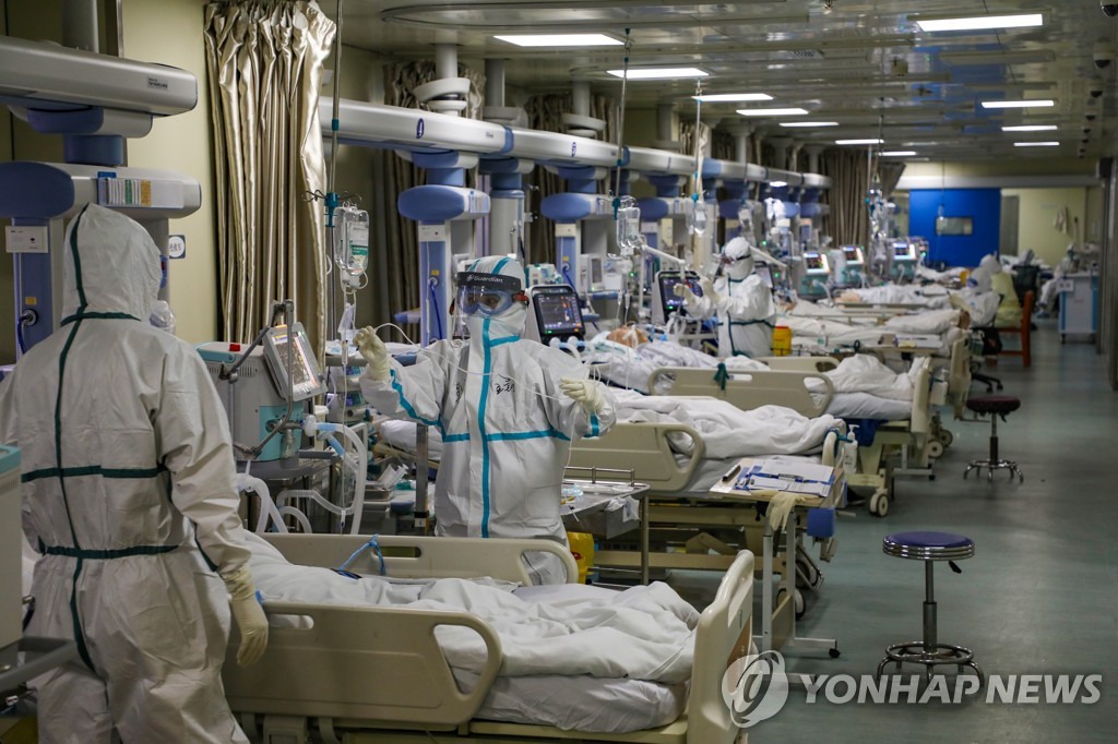  6일 코로나19 발원지 중국 후베이성 우한에 있는 한 병원의 중환자실에서 치료받는 환자들 