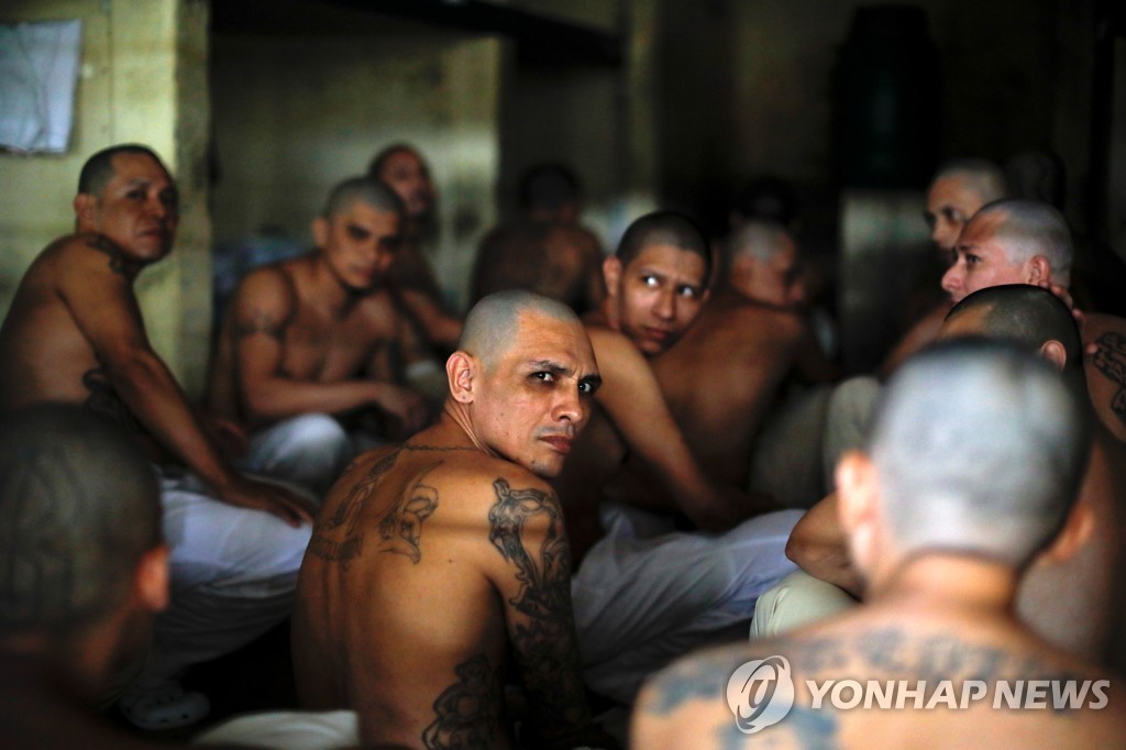엘살바도르 교도소 감방 내부의 수감자들