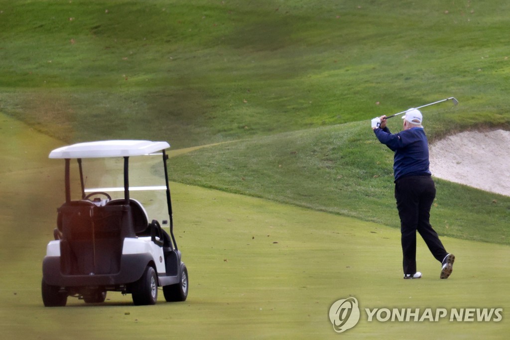 버지니아주 골프장에서 골프를 치는 도널드 트럼프 미국 대통령 [로이터=연합뉴스]