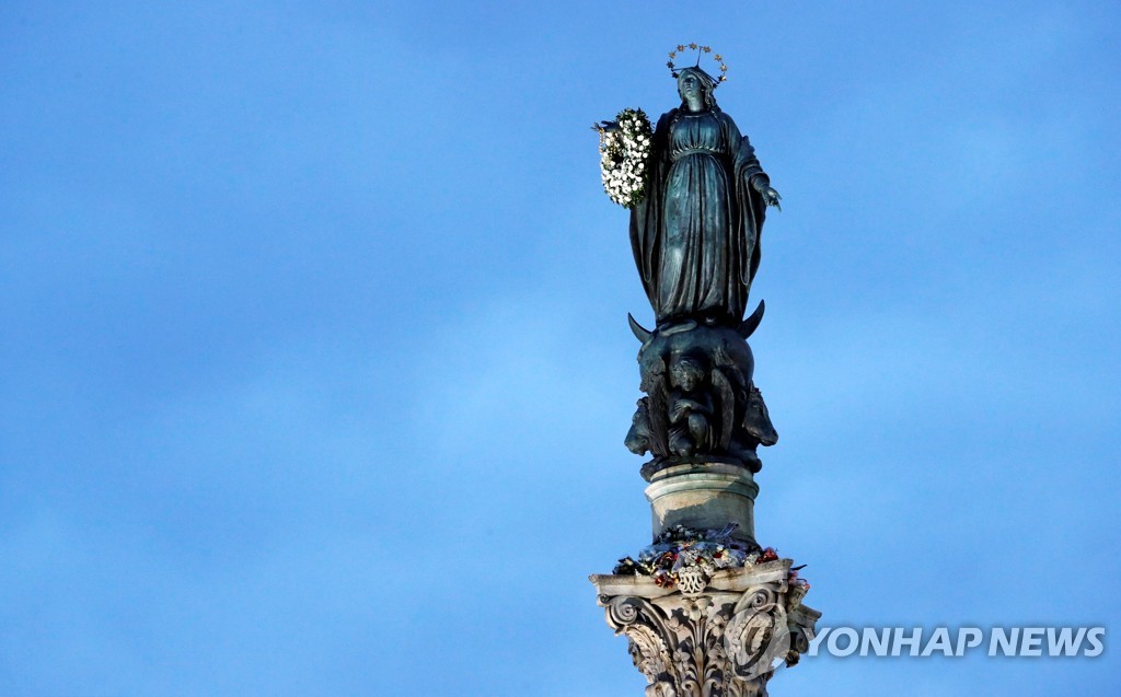 이탈리아 로마의 스페인 광장에 있는 성모상 팔에 걸린 화관. 2019.12.8. [로이터=연합뉴스 자료사진]