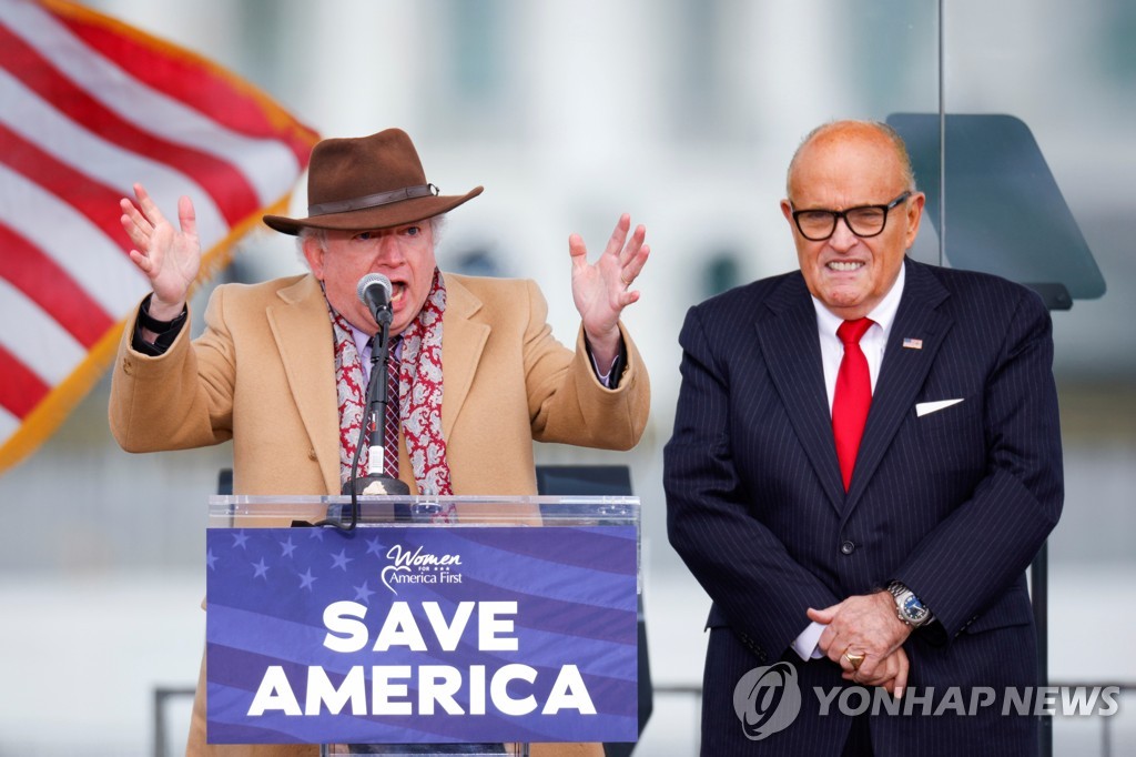 지난 6일 트럼프 지지자 집회에 참석한 존 이스트먼 교수(왼쪽)와 루디 줄리아니 전 뉴욕시장(오른쪽)