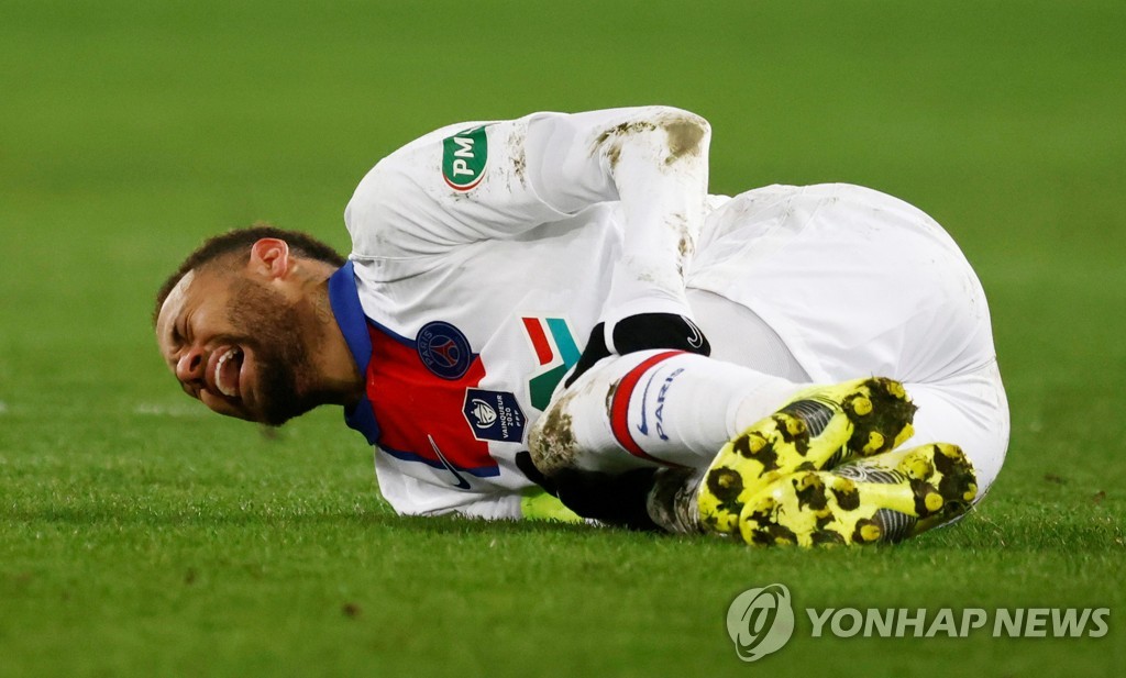허벅지를 잡고 통증을 호소하는 네이마르.