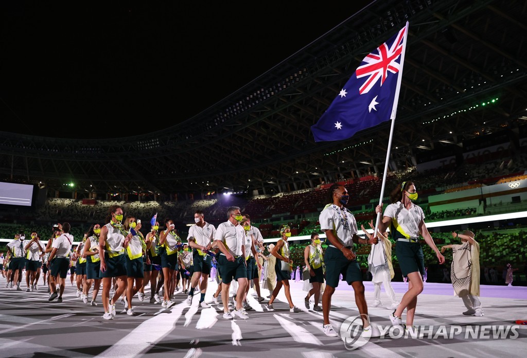 호주 국기 든 NBA 스타 패티 밀스(오른쪽에서 두 번째)
