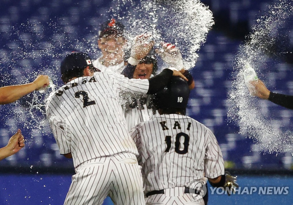 미국전에서 끝내기 안타를 친 가이 다쿠야에게 물을 뿌리는 일본 선수들