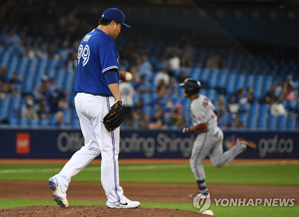 In this USA Today Sports photo via Reuters, Ryu Hyun-jin of the Toronto Blue Jays (L) reacts to a two-run home run hit by Jorge Polanco of the Minnesota Twins in the top of the first third of a Major League Baseball regular season game at Rogers Centre in Toronto on Sept. 17, 2021. (Yonhap)