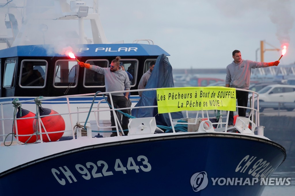 ′해상 풍력발전기 설치 반대′…프랑스 어부들 선상 시위