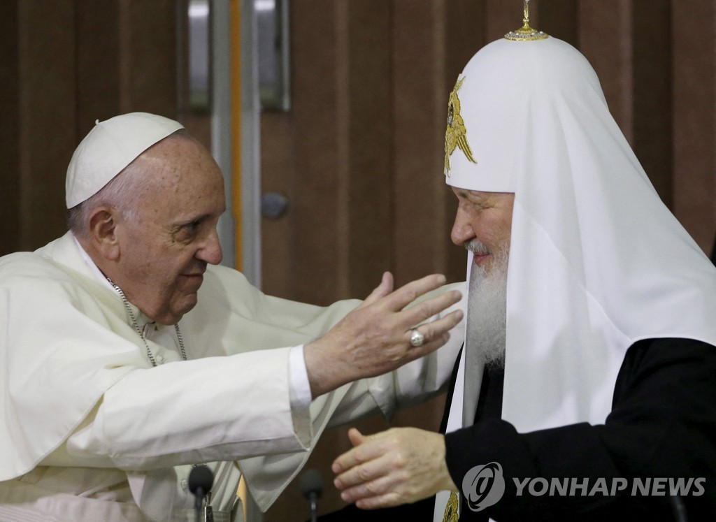2016년 쿠바에서 키릴 러시아 정교회 총대주교를 만난 프란치스코 교황(왼쪽)