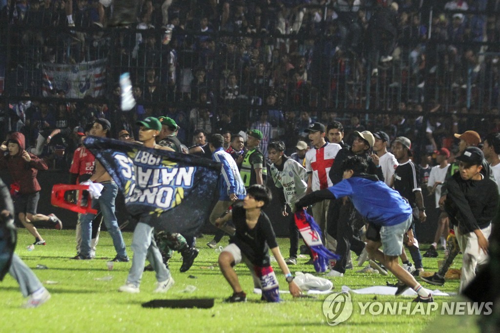 관중 난입하는 인도네시아 축구장