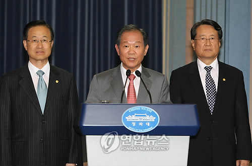송정호 청계재단 이사장(가운데.자료사진)
