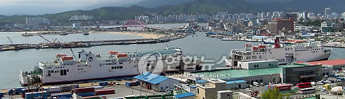 속초항 입항한 퀸 칭다오호와 뉴-동춘호 (연합뉴스 자료사진)