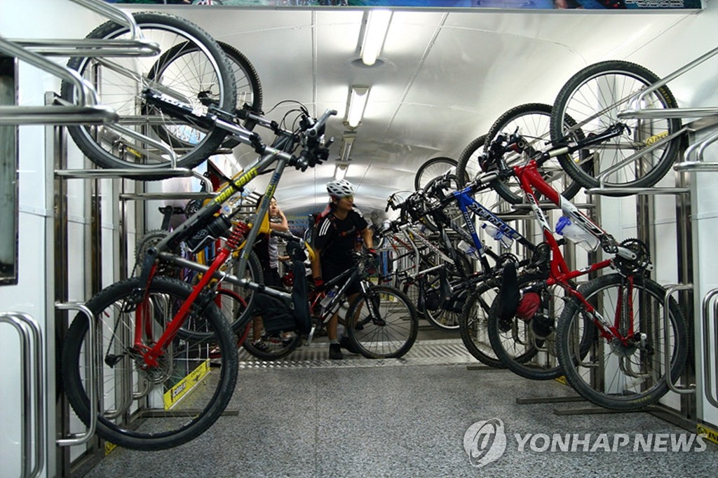 "기차에 자전거 싣고 장거리 여행하세요"