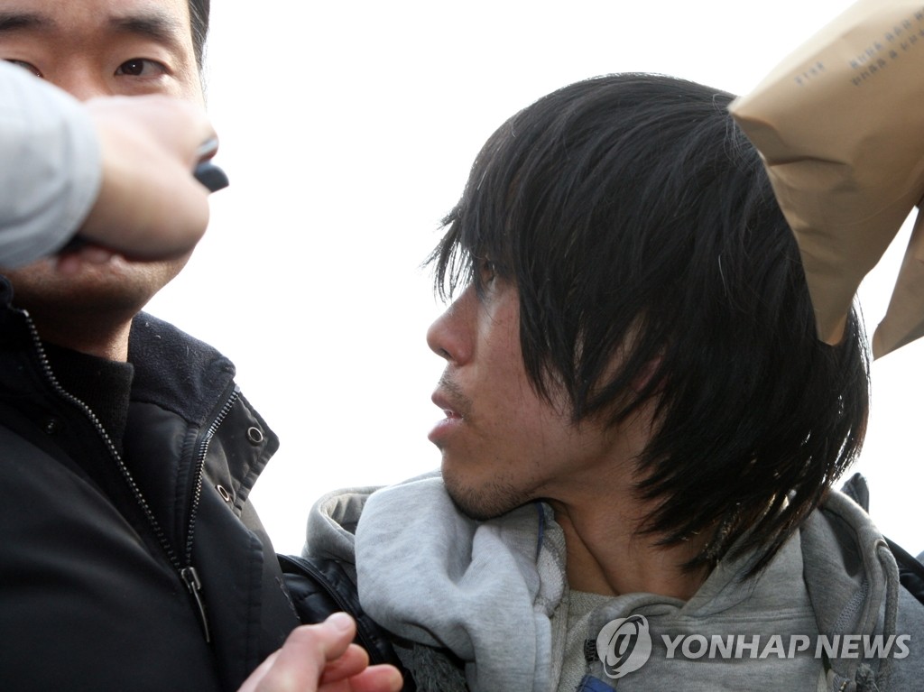 뒤통수 맞고 노려보는 김길태