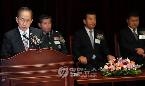 인사말하는 김 국방