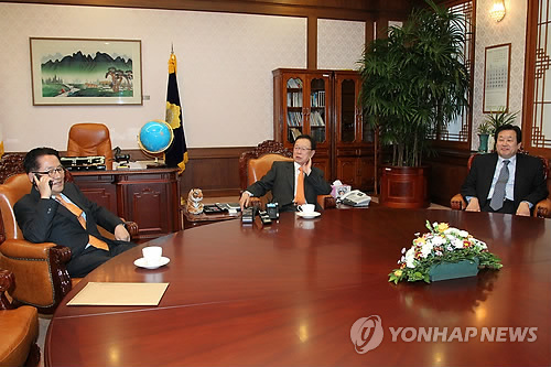 양당 원내대표 국회의장과 대화(자료사진)