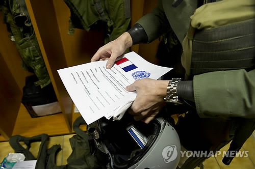리비아 출격 채비하는 佛 조종사