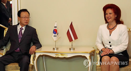 2011년 7월 발트 3국 순방 중 라트비아 의회의장과 면담하는 박희태 전 국회의장