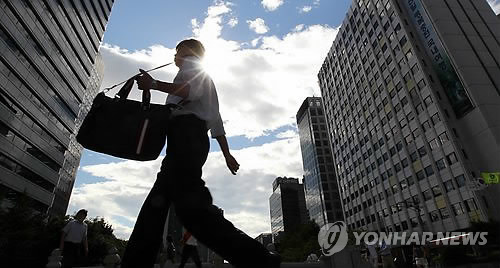 한국 고용불안 OECD 최고 수준…평균 근속연수 5.6년 - 1
