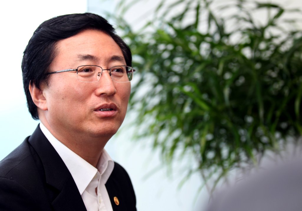 인터뷰하는 최중경 지식경제부 장관