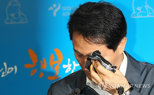 눈물 닦는 오세훈 시장