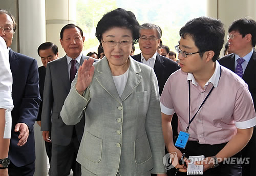 법원 들어서는 한명숙 전 총리