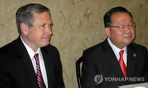 (시카고=연합뉴스) 김현 통신원 = 마크 커크 의원(좌)과 김종갑 시카고 한인회장 2011.11.29. chicagorho@yna.co.kr