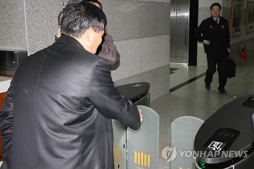 2011년 검찰 출두하는 '벤츠 여검사' 사건 연루 변호사