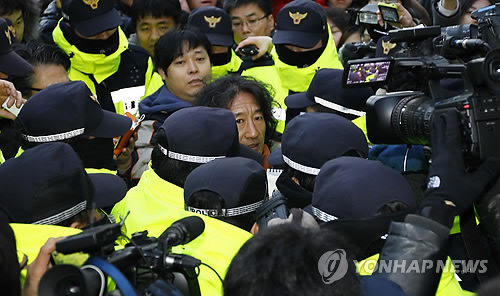 26일 오후 서울 덕수궁 대한문 앞에서 김정일 위원장의 분향소를 설치하려는 국가보안법피해자모임 등 진보단체 회원 등이 보수단체와의 충돌을 우려한 경찰에 의해 둘러싸여 있다.(자료사진)