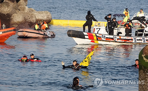 수영해서 구럼비 진입하는 활동가들