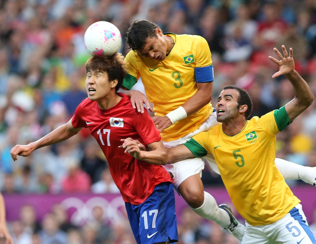 지난 7일 오후(현지시간) 영국 맨체스터의 올드 트래포드 스타디움에서 열린 2012 런던올림픽 남자축구 준결승 대한민국과 브라질의 경기에서 김현성이 공중볼을 다투고 있다 (자료사진)