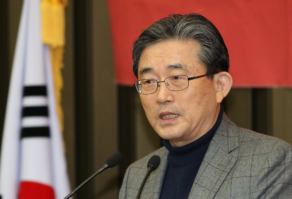 새누리당 이한구 원내대표가 22일 오전 국회에서 열린 확대원내대책회의에서 정부가 택시를 대중교통 수단으로 인정하는 일명 `택시법'에 대한 거부권 행사와 관련, "국회 의사를 무시하는 행동"이라고 밝혔다.