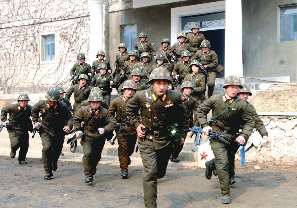전투훈련 중인 북한 인민군 병사들 <<조선중앙통신=연합뉴스 자료사진>>
