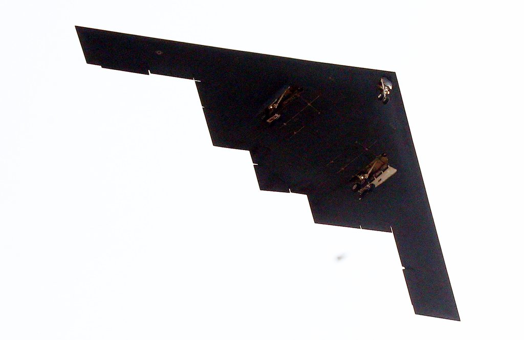 미군의 스텔스 전략폭격기인 B-2(스피릿)가 28일 오후 평택 오산미공군기지 상공을 저공 비행하고 있다.(자료사진)