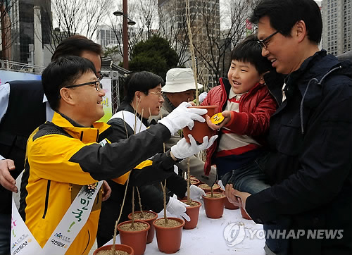 무궁화 묘목 건네는 산림청장