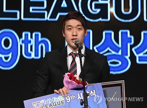 2012-2013시즌 시상식에서 신인상을 받은 한국전력의 양준식 <<연합뉴스 DB>>