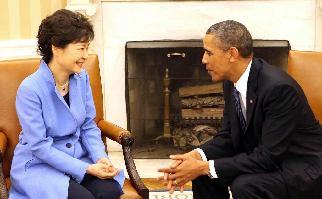 지난달 7일 미국 백악관에서 열린 한ㆍ미정상회담에서 박근혜 대통령과 버락 오바마 미국 대통령이 밝은 표정으로 이야기하고 있다. <<연합뉴스DB>>