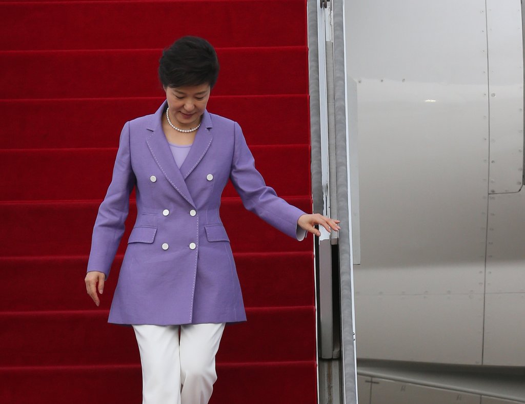 박근혜 대통령이 4박6일간의 미국순방을 마치고 10일 오후 서울공항에 도착, 전용기에서 내리고 있다.(자료사진)