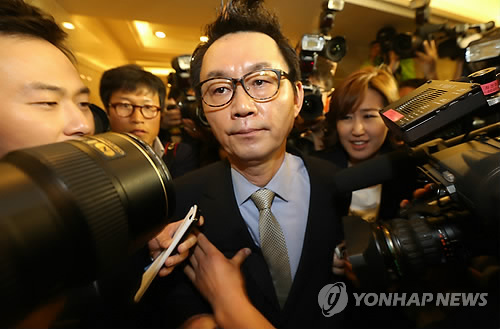 박근혜 대통령의 방미 기간 벌어진 '성추행 의혹' 사건으로 경질된 윤창중 전 청와대 대변인이 11일 서울 종로구 부암동AW컨벤션센터에서 기자회견을 가진 뒤 회견장을 나서고 있다.(자료사진)