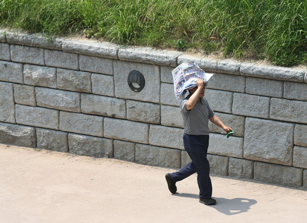 전국 대부분 '폭염특보'…서울 낮 최고 32도·대구 35도 - 1