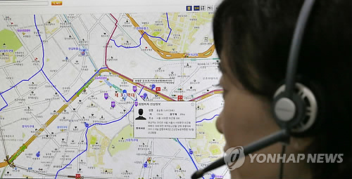 서울지방경찰청 112종합상황실에서 관계자가 성범죄 신고 관련 '112 스마트 시스템'을 시연하고 있다. <<연합뉴스DB>>