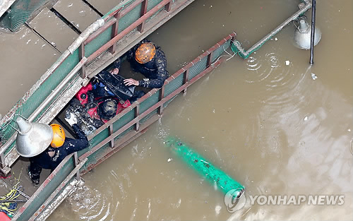 지난해 7월 16일 오후 서울 동작구 노량진동 상수도관 공사 수몰사고 현장에서 잠수부들이 현장에 진입하고 있다. << 연합뉴스 DB >>