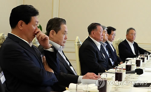 28일 청와대에서 열린 대기업회장단과의 오찬에서 박근혜 대통령의 입장을 기다리는 이건희 삼성회장(왼쪽에서 두번째).