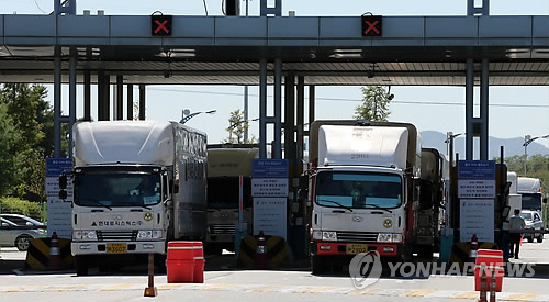 경기도 파주시 경의선 남북출입사무소에서 개성공단 차량이 입경하고 있다. (연합뉴스 DB)