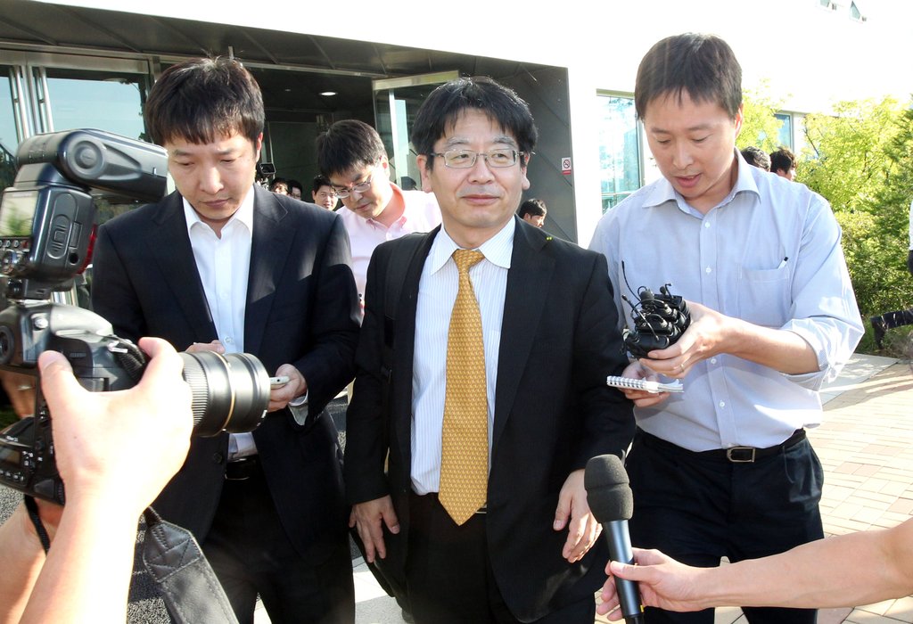 회의 마치고 빠져 나오는 일본 정부관계자