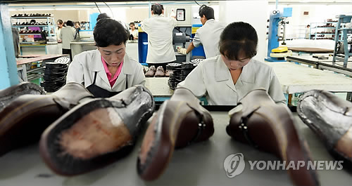 제품 생산에 분주한 북한 근로자들 (연합뉴스 DB)